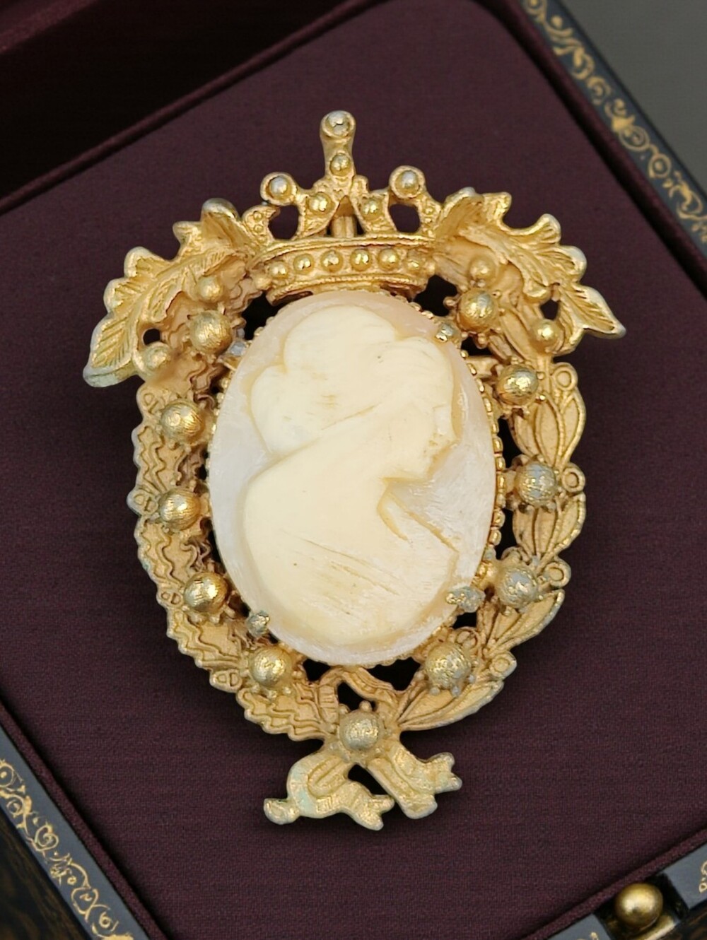 Vintage Florenza Shell Cameo Pendant/Brooch